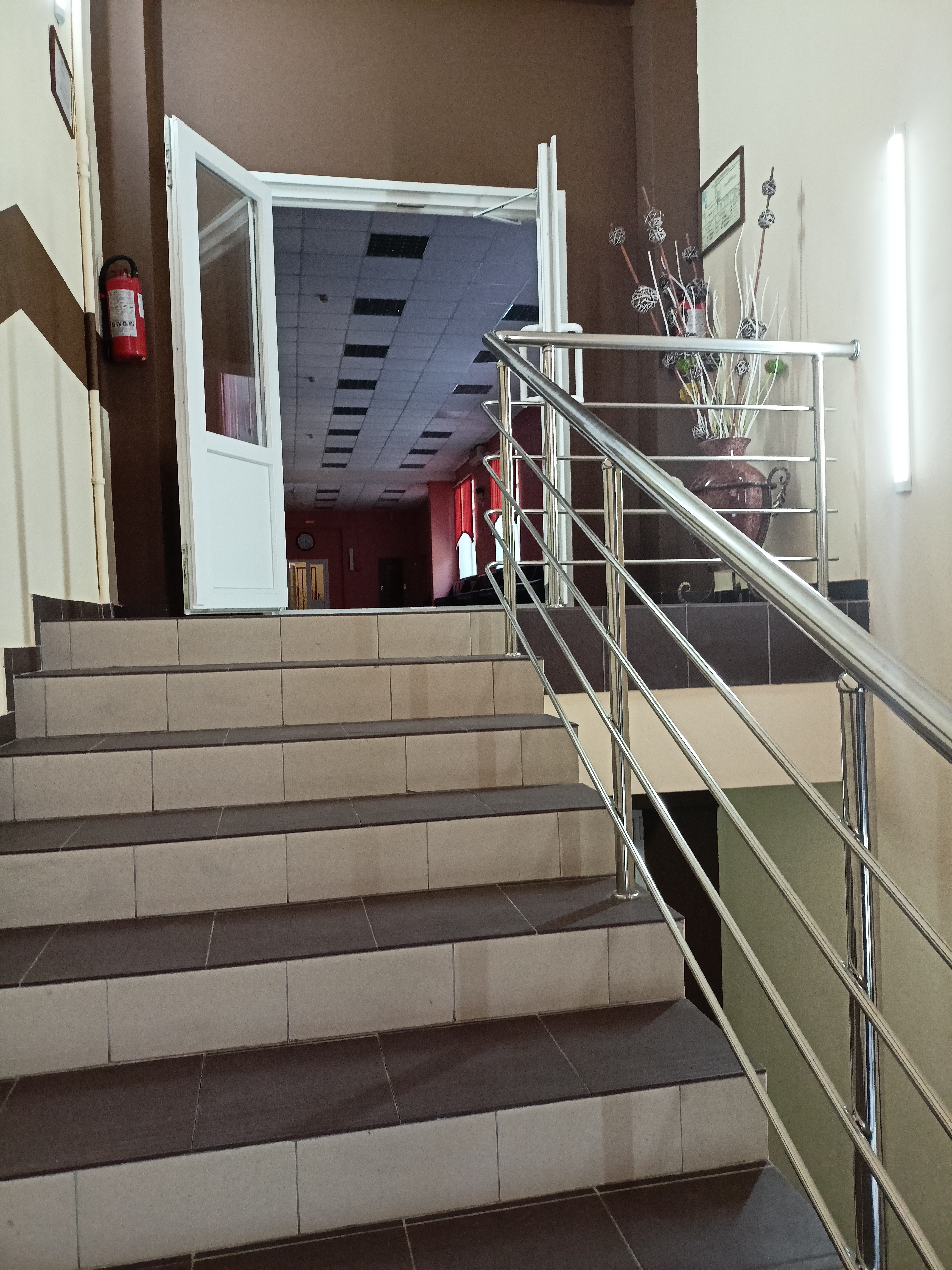 Правая лестница на второй этаж